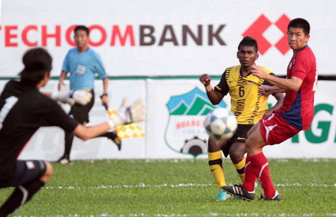 U21 Malaysia tạo được khá nhiều cơ hội về phía khung thành U21 Thái Lan, nhưng các chân sút của họ khá vô duyên. U21 Malaysia tạo được khá nhiều cơ hội về phía khung thành U21 Thái Lan, nhưng các chân sút của họ khá vô duyên.