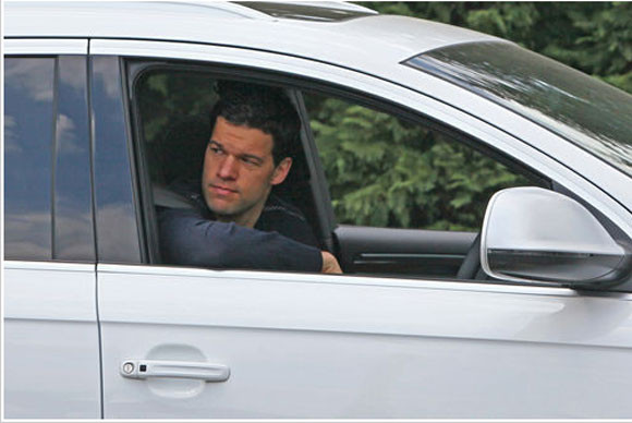 Cựu cầu thủ của Chelsea đã bị bắt rạng sáng thứ tư (18-10) ở Cáceres, thủ phủ của tỉnh Extremadura, Tây Ban Nha. Tiền vệ vừa tuyên bố giải nghệ được cho là đang cùng gia đình du lịch ở đây. Michael Ballack đã bị hệ thống radar theo dõi giao thông của cảnh sát Cáceres chộp được đang phóng với tốc độ như điên (211km/h) ở tuyến đường A-5 (chỉ cho phép chạy 120km/h) tại thị trấn Trujillo của Cáceres. Cựu cầu thủ của Chelsea đã bị bắt rạng sáng thứ tư (18-10) ở Cáceres, thủ phủ của tỉnh Extremadura, Tây Ban Nha. Tiền vệ vừa tuyên bố giải nghệ được cho là đang cùng gia đình du lịch ở đây. Michael Ballack đã bị hệ thống radar theo dõi giao thông của cảnh sát Cáceres chộp được đang phóng với tốc độ như điên (211km/h) ở tuyến đường A-5 (chỉ cho phép chạy 120km/h) tại thị trấn Trujillo của Cáceres.