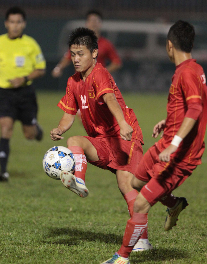 Mãi đến phút 30, Đình Bảo mới có cơ hội dứt điểm sau đường chuyền của Phi Sơn bên cánh phải. Mãi đến phút 30, Đình Bảo mới có cơ hội dứt điểm sau đường chuyền của Phi Sơn bên cánh phải.