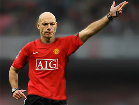 Howard Webb, vị trọng tài bị tố luôn thiên vị M.U.
