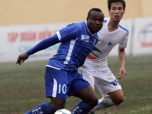 Hôm qua, tại đại bản doanh của CLB Vissai Ninh Bình , lãnh đạo đội bóng Cố đô Hoa Lư đã chính thức hoàn tất bản hợp đồng với tiền đạo Timothy . Hợp đồng giữa tiền đạo người Nigeria với V. Ninh Bình sẽ có thời hạn 3 năm, mức lương khoảng 10.000 USD/tháng và phí lót tay 120.000 USD/năm. Hôm qua, tại đại bản doanh của CLB Vissai Ninh Bình , lãnh đạo đội bóng Cố đô Hoa Lư đã chính thức hoàn tất bản hợp đồng với tiền đạo Timothy . Hợp đồng giữa tiền đạo người Nigeria với V. Ninh Bình sẽ có thời hạn 3 năm, mức lương khoảng 10.000 USD/tháng và phí lót tay 120.000 USD/năm.