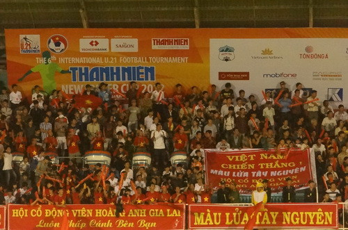 Khán giả trên sân Pleiku cổ vũ rất nhiệt tình cho đội nhà. Khán giả trên sân Pleiku cổ vũ rất nhiệt tình cho đội nhà.