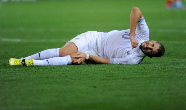 Ở trận đấu giữa TBN với Pháp tại Vicente Calderon, Benzema đã tỏ ra rất đau đớn sau một cú nhảy và buộc phải rời sân nhường chỗ cho Giroud. Dù tiền đạo người Pháp khẳng định rằng mình vẫn ổn nhưng HLV Jose Mourinho không thể không lo lắng khi chứng kiến Mourinho đau đớn trên sân. Ở trận đấu giữa TBN với Pháp tại Vicente Calderon, Benzema đã tỏ ra rất đau đớn sau một cú nhảy và buộc phải rời sân nhường chỗ cho Giroud. Dù tiền đạo người Pháp khẳng định rằng mình vẫn ổn nhưng HLV Jose Mourinho không thể không lo lắng khi chứng kiến Mourinho đau đớn trên sân.