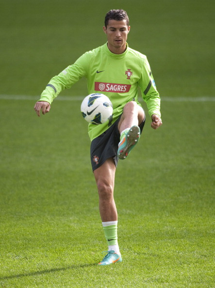 Ronaldo cũng có trận đấu thứ 100 của mình trong màu áo tuyển Bồ Đào Nha nếu ra sân trong trận gặp Bắc Ai-len đêm nay. Tuy nhiên, HLV Bento của Bồ Đào Nha cho biết ông không mong đợi Ronaldo sẽ tỏa sáng đêm nay bởi CR7 vẫn còn đang phải chịu những cơn đau từ chấn thương vai.