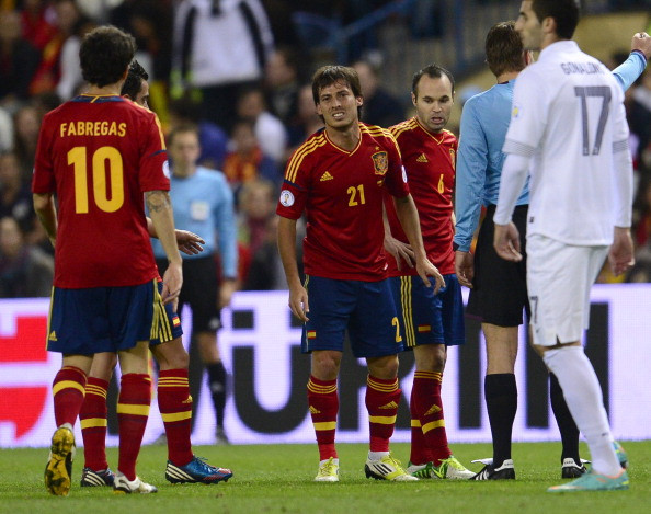 Tiền vệ David Silva khiến HLV Roberto Mancini vã mồ hôi hột khi anh gặp chấn thương gân khoeo nghiêm trọng ở trận hòa Pháp vừa qua. Vẫn chưa rõ Silva cần thời gian bao lâu để bình phục, nhưng trước mắt, anh gần như chắc chắn sẽ không kịp tham gia trận đấu với West Brom (ngày 20/10) tại Premier League cuối tuần này. Tiếp đó là chuyến làm khách quan trọng trên sân của Ajax Amsterdam giữa tuần tới (25/10) ở vòng bảng Champions League. Tiền vệ David Silva khiến HLV Roberto Mancini vã mồ hôi hột khi anh gặp chấn thương gân khoeo nghiêm trọng ở trận hòa Pháp vừa qua. Vẫn chưa rõ Silva cần thời gian bao lâu để bình phục, nhưng trước mắt, anh gần như chắc chắn sẽ không kịp tham gia trận đấu với West Brom (ngày 20/10) tại Premier League cuối tuần này. Tiếp đó là chuyến làm khách quan trọng trên sân của Ajax Amsterdam giữa tuần tới (25/10) ở vòng bảng Champions League.