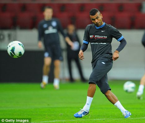 Ngay sau khi hay tin Ashley Cole từ chối gia hạn hợp đồng với Chelsea, gã nhà giàu nước Pháp PSG liền chi tiền tấn nhằm lôi kéo hậu về này về với thủ đô Paris hoa lệ. Theo đó, PSG sẽ chi 23 triệu bảng để ký hợp đồng 3 năm với Cole.