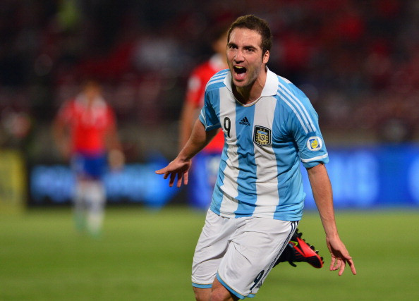 Trong trận đấu giữa ĐT Argentina với đội chủ nhà, Higuain cũng phải đau đớn rời sân sau khi sau khi phải nhận cú đạp bóng ác ý từ Gonzalo Jara. Chấn thương của Higuain dường như nặng hơn của Benzema và không loại trừ khả năng chân sút người Argentina sẽ phải nghỉ thi đấu một vài trận. Trong trận đấu giữa ĐT Argentina với đội chủ nhà, Higuain cũng phải đau đớn rời sân sau khi sau khi phải nhận cú đạp bóng ác ý từ Gonzalo Jara. Chấn thương của Higuain dường như nặng hơn của Benzema và không loại trừ khả năng chân sút người Argentina sẽ phải nghỉ thi đấu một vài trận.