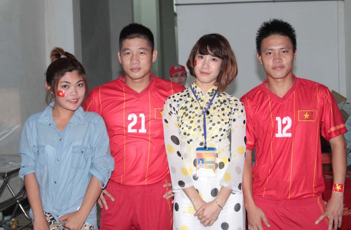 Chụp ảnh với hot girl phố Núi trước giờ xuất trận. Chụp ảnh với hot girl phố Núi trước giờ xuất trận.