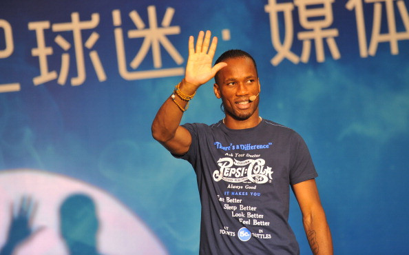 Theo Tuttosport, nếu Juventus đồng ý trả cho "Voi rừng" Didier Drogba mức lương khủng nhất Serie A, khoảng 10 triệu euro/năm giống như đang được nhận ở Shanghai Shenhua, cựu tiền đạo của Chelsea sẽ gật đầu gia nhập đội chủ sân Juventus Arena.