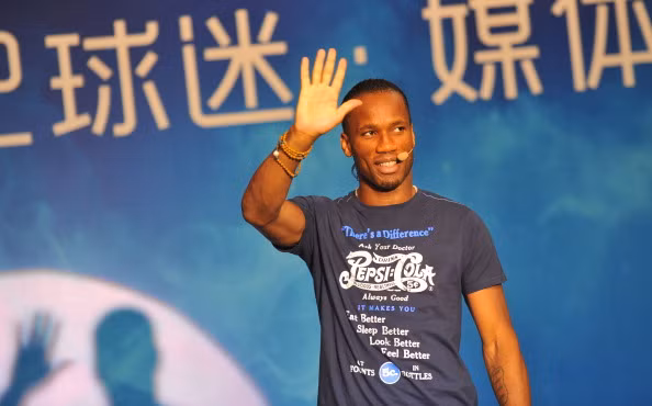 Theo Tuttosport, nếu Juventus đồng ý trả cho "Voi rừng" Didier Drogba mức lương khủng nhất Serie A, khoảng 10 triệu euro/năm giống như đang được nhận ở Shanghai Shenhua, cựu tiền đạo của Chelsea sẽ gật đầu gia nhập đội chủ sân Juventus Arena.