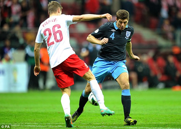 Liên đoàn bóng đá Anh (FA) vừa ban bố một bộ quy tắc ứng xử dành cho các tuyển thủ Anh. Trong đó có quy định, các tuyển thủ sẽ không được phép dùng các phương tiện truyền thông xã hội trong vòng 24 giờ trước mỗi trận đấu.