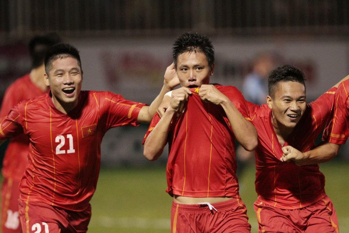 Khán giả trên sân Pleiku cũng vỡ òa với bàn mở tỉ số. Khán giả trên sân Pleiku cũng vỡ òa với bàn mở tỉ số.