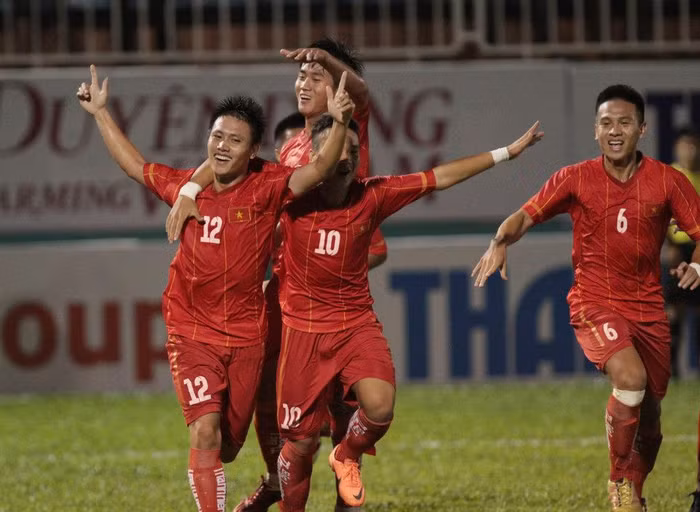 Các cầu thủ U21 Việt Nam ăn mừng bàn thắng mở tỉ số của Đình Bảo. Các cầu thủ U21 Việt Nam ăn mừng bàn thắng mở tỉ số của Đình Bảo.