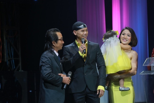 Tiết mục được rất nhiều khán giả yêu thích không chỉ bởi vì giọng hát của cả hai mà còn bởi sự xuất hiện đặc biệt của bé Noel – con gái của Phan Đinh Tùng. Tuy chỉ mới 1 tuổi nhưng bé Noel tỏ ra khá dạn dĩ khi được ông ngoại là nhạc sĩ Thái Thanh Hải bế lên sân khấu.