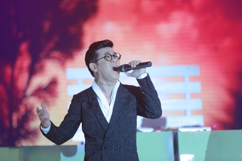 Lần đầu tiên đến với Dấu Ấn, Thành Lộc cho biết anh rất run khi bước ra sân khấu với tư cách là một ca sĩ như lúc anh diễn vở kịch đầu tiên của mình.