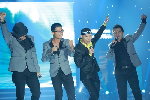 Sau đó, khán giả như được nhìn thấy hình ảnh của MTV thời trước khi cả 4 chàng trai ngẫu hứng thể hiện bài hát Trống cơm theo phong cách acapella quen thuộc.