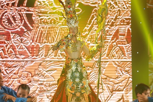 Nối tiếp chương trình, Phan Đinh Tùng đem đến không khí hào hùng và khí phách của dân tộc bằng ca khúc Hào khí Việt Nam với sự hỗ trợ của nhóm võ Vovinam TP.Hồ Chí Minh và ca đoàn Cecilia Hoà Hưng.