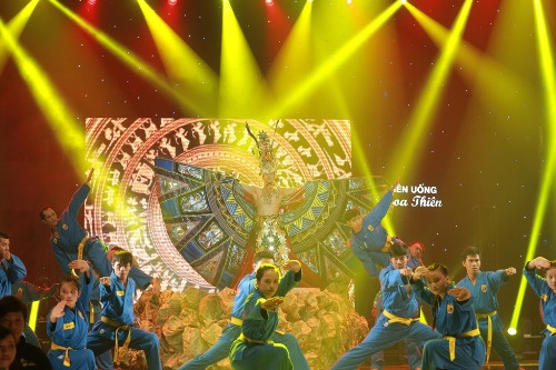 Nối tiếp chương trình, Phan Đinh Tùng đem đến không khí hào hùng và khí phách của dân tộc bằng ca khúc Hào khí Việt Nam với sự hỗ trợ của nhóm võ Vovinam và ca đoàn Cecilia Hoà Hưng. Sự đầu tư và dàn dựng hoành tráng của tiết mục cùng giọng hát mạnh và hùng hồn của Phan Đinh Tùng đã nung nóng và tôn lên niềm tự hào dân tộc.