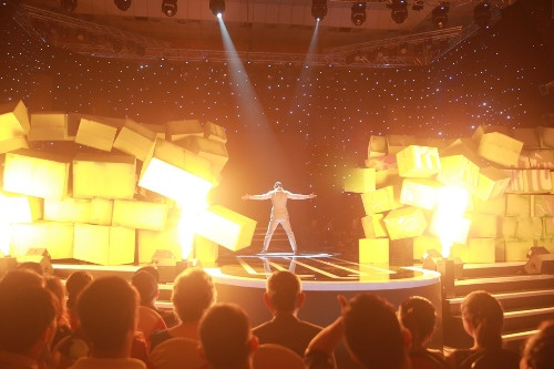 Tiết mục mở màn ấn tượng trong liveshow Phan Đinh Tùng.