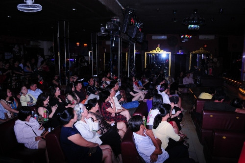 Khán giả đến chật kín phòng trà để xem cặp đôi ngày nào trình diễn. Khán giả đến chật kín phòng trà để xem cặp đôi ngày nào trình diễn.