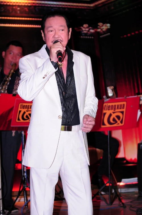 Nghệ sĩ Chánh Tín trên sân khấu trong đêm nhạc của mình. Ông ghi điểm với khán giả không chỉ bằng chất giọng mà còn bởi những tài lẻ riêng. Nghệ sĩ Chánh Tín trên sân khấu trong đêm nhạc của mình. Ông ghi điểm với khán giả không chỉ bằng chất giọng mà còn bởi những tài lẻ riêng.