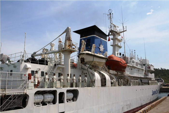 Tàu được trang bị nhiều thiết bị chuyên dụng để cứu hộ, cứu nạn như: thuyền cứu sinh, phao... Tàu được trang bị nhiều thiết bị chuyên dụng để cứu hộ, cứu nạn như: thuyền cứu sinh, phao...