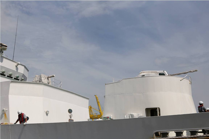 Pháo 35 mm và pháo 20 mm trên tàu đã được phủ kín bạt. Pháo 35 mm và pháo 20 mm trên tàu đã được phủ kín bạt.