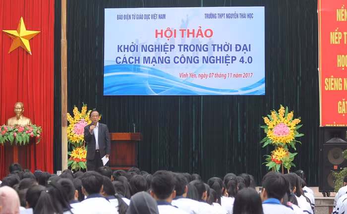 Hơn 750 học sinh của trường Trung học Phổ thông Nguyễn Thái Học, tỉnh Vĩnh Phúc đã có buổi giao lưu đầy ý nghĩa với diễn giả, Giáo sư Nguyễn Lân Dũng vào ngày 7/11 (Ảnh: Thùy Linh) Hơn 750 học sinh của trường Trung học Phổ thông Nguyễn Thái Học, tỉnh Vĩnh Phúc đã có buổi giao lưu đầy ý nghĩa với diễn giả, Giáo sư Nguyễn Lân Dũng vào ngày 7/11 (Ảnh: Thùy Linh)