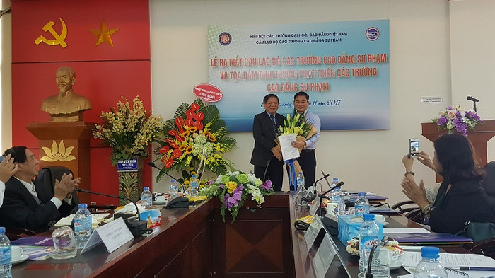 Đại diện lãnh đạo Hiệp hội các trường đại học, cao đẳng Việt Nam đã trao quyết định bổ nhiệm giữ chức vụ Chủ nhiệm lâm thời Câu lạc bộ các trường cao đẳng sư phạm cho Tiến sĩ, Nhà giáo ưu tú Đặng Lộc Thọ - Hiệu trưởng Cao đẳng sư phạm Trung ương (Hà Nội). Đại diện lãnh đạo Hiệp hội các trường đại học, cao đẳng Việt Nam đã trao quyết định bổ nhiệm giữ chức vụ Chủ nhiệm lâm thời Câu lạc bộ các trường cao đẳng sư phạm cho Tiến sĩ, Nhà giáo ưu tú Đặng Lộc Thọ - Hiệu trưởng Cao đẳng sư phạm Trung ương (Hà Nội).