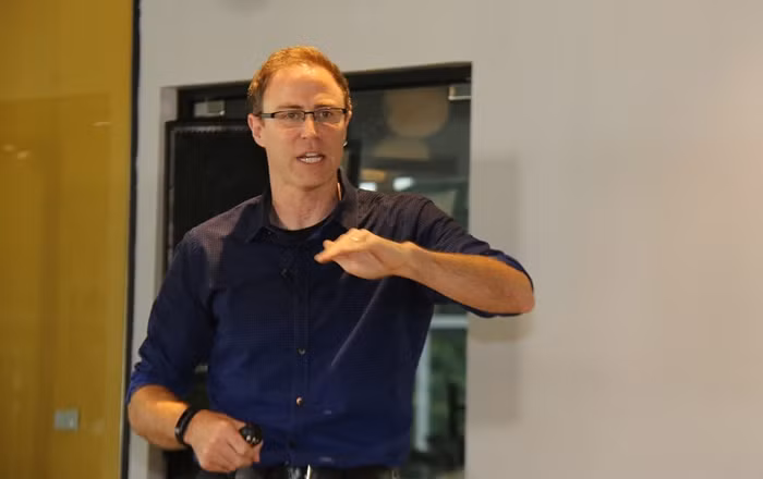 Tiến sĩ Ryan Derby-Talbot - Giám đốc học thuật Trường Đại học Fulbright Việt Nam khẳng định, trường không muốn đào tạo sinh viên đi xin việc, mà tạo ra những người có kiến thức, tư duy, kỹ năng cần thiết để thành công trong bất kỳ lĩnh vực nào họ theo đuổi. (Ảnh: Nguyễn Thảo)