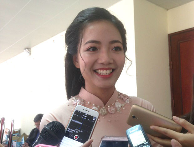 Cô giáo Phan Hồng Anh chia sẻ, facebook, zalo là một trong những tiện ích để cô kết nối, nắm bắt thông tin và làm bạn với học sinh hiệu quả. (Ảnh: Thùy Linh) Cô giáo Phan Hồng Anh chia sẻ, facebook, zalo là một trong những tiện ích để cô kết nối, nắm bắt thông tin và làm bạn với học sinh hiệu quả. (Ảnh: Thùy Linh)