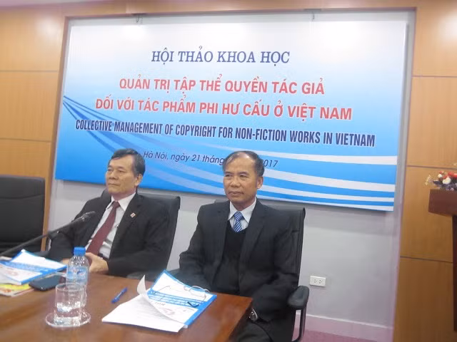 Phó giáo sư Trần Văn Hải (người ngồi bên phải)- Chủ nhiệm bộ môn Quản lý Sở hữu trí tuệ, Khoa Khoa học Quản lý, Trường Đại học Khoa học Xã hội và Nhân văn (Ảnh: tác giả cung cấp)