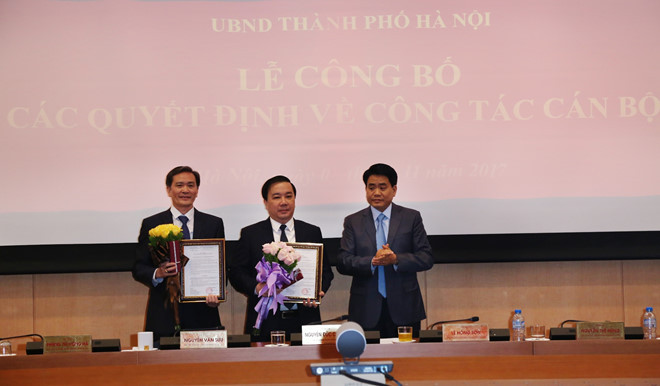 Chủ tịch Ủy ban nhân dân thành phố Hà Nội Nguyễn Đức Chung trao quyết định bổ nhiệm chức vụ Giám đốc Sở Giáo dục và Đào tạo Hà Nội cho ông Chử Xuân Dũng (đứng giữa). Ảnh: Sở Giáo dục và Đào tạo Hà Nội. Chủ tịch Ủy ban nhân dân thành phố Hà Nội Nguyễn Đức Chung trao quyết định bổ nhiệm chức vụ Giám đốc Sở Giáo dục và Đào tạo Hà Nội cho ông Chử Xuân Dũng (đứng giữa). Ảnh: Sở Giáo dục và Đào tạo Hà Nội.