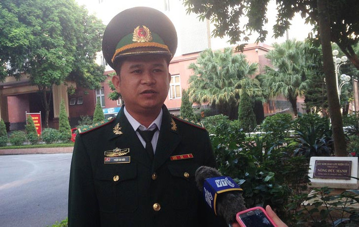 Khi đến ngày Nhà giáo Việt Nam 20/11, món quà tinh thần lớn nhất của Đại úy Phạm Vă Hiếu đó là những nụ cười, những lời chúc của các cô, chú trong lớp. (Ảnh: Thùy Linh) Khi đến ngày Nhà giáo Việt Nam 20/11, món quà tinh thần lớn nhất của Đại úy Phạm Vă Hiếu đó là những nụ cười, những lời chúc của các cô, chú trong lớp. (Ảnh: Thùy Linh)