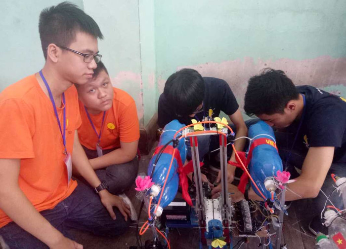 Cuộc thi sáng tạo robot nhằm khơi dậy niềm đam mê nghiên cứu khoa học của học sinh cấp ba. Ảnh: AN Cuộc thi sáng tạo robot nhằm khơi dậy niềm đam mê nghiên cứu khoa học của học sinh cấp ba. Ảnh: AN