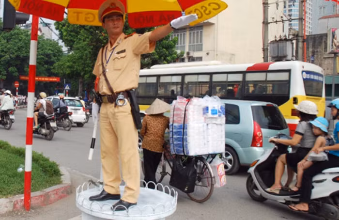 Chiến sĩ CSGT điều khiển giao thông trên đường ( nguồn internet)