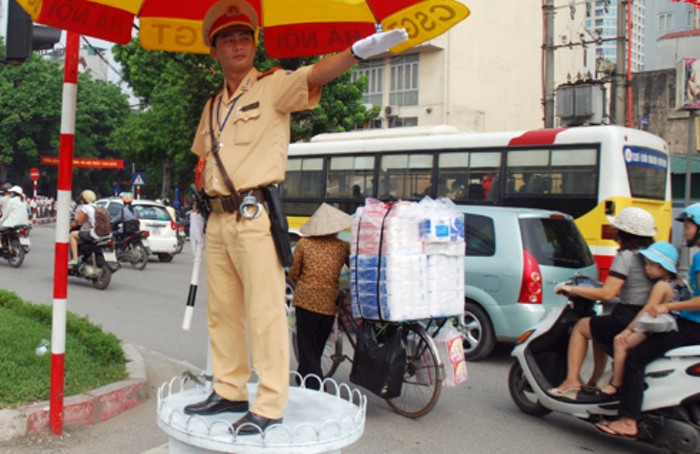 Chiến sĩ CSGT điều khiển giao thông trên đường ( nguồn internet) Chiến sĩ CSGT điều khiển giao thông trên đường ( nguồn internet)