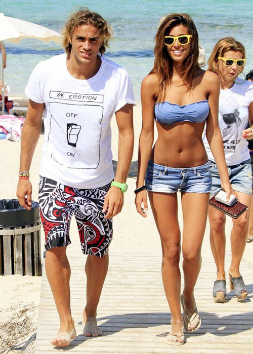 Nàng là chân dài có hạng, chàng là cầu thủ nổi tiếng đang thi đấu cho một trong những CLB bóng đá nổi tiếng bậc nhất thế giới. Vì thế, mối tình Federica Nargi – Alessandro Matri được ca ngợi như đôi “tiên đồng ngọc nữ” của bóng đá Italia. Nàng là chân dài có hạng, chàng là cầu thủ nổi tiếng đang thi đấu cho một trong những CLB bóng đá nổi tiếng bậc nhất thế giới. Vì thế, mối tình Federica Nargi – Alessandro Matri được ca ngợi như đôi “tiên đồng ngọc nữ” của bóng đá Italia.