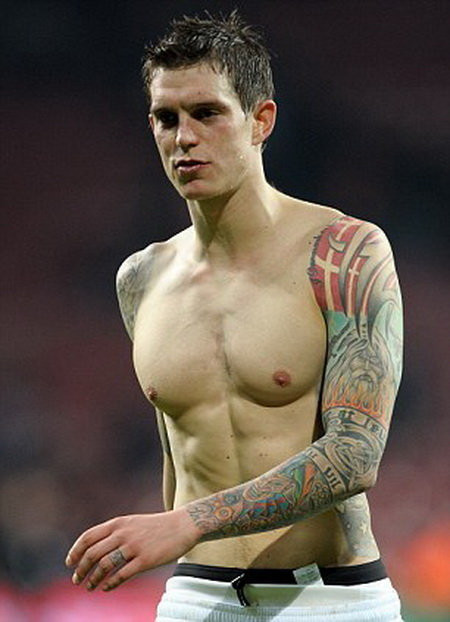 Cầu thủ Daniel Agger (Đan Mạch): Hậu vệ của Liverpool đã thực sự gây sốc khi xăm nguyên nghĩa trang Viking lên trên lưng anh, trong đó có 3 bia mộ, cùng một cụm từ có nghĩa là "Chết là điều chắc chắn nhưng không phải bây giờ". Cầu thủ Daniel Agger (Đan Mạch): Hậu vệ của Liverpool đã thực sự gây sốc khi xăm nguyên nghĩa trang Viking lên trên lưng anh, trong đó có 3 bia mộ, cùng một cụm từ có nghĩa là "Chết là điều chắc chắn nhưng không phải bây giờ".