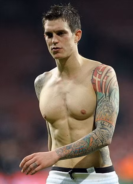 Cầu thủ Daniel Agger (Đan Mạch): Hậu vệ của Liverpool đã thực sự gây sốc khi xăm nguyên nghĩa trang Viking lên trên lưng anh, trong đó có 3 bia mộ, cùng một cụm từ có nghĩa là "Chết là điều chắc chắn nhưng không phải bây giờ". Cầu thủ Daniel Agger (Đan Mạch): Hậu vệ của Liverpool đã thực sự gây sốc khi xăm nguyên nghĩa trang Viking lên trên lưng anh, trong đó có 3 bia mộ, cùng một cụm từ có nghĩa là "Chết là điều chắc chắn nhưng không phải bây giờ".