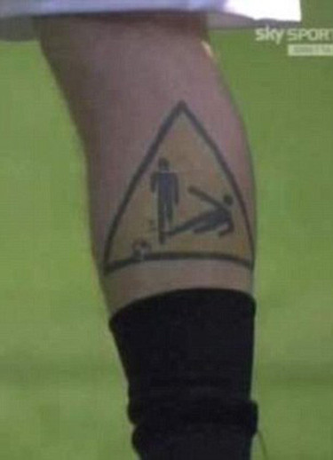 Daniele De Rossi (Italia): Khá nhiều thứ được Rossi xăm trên cơ thể nhưng đáng chú ý nhất có lẽ là về một tình huống tranh bóng được tiền vệ của AS Roma xăm trên bắp chân. Daniele De Rossi (Italia): Khá nhiều thứ được Rossi xăm trên cơ thể nhưng đáng chú ý nhất có lẽ là về một tình huống tranh bóng được tiền vệ của AS Roma xăm trên bắp chân.