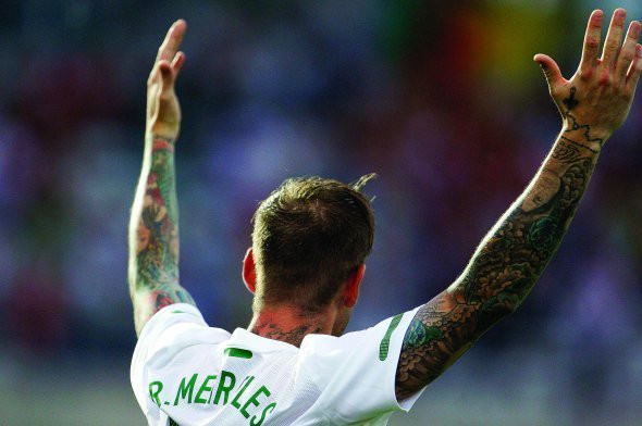 Raul Meireles (Bồ Đào Nha): Tiền vệ của Chelsea là một trong số các cầu thủ sở hữu nhiều hình xăm và xăm với mật độ dày đặc nhất trong làng túc cầu. Raul Meireles (Bồ Đào Nha): Tiền vệ của Chelsea là một trong số các cầu thủ sở hữu nhiều hình xăm và xăm với mật độ dày đặc nhất trong làng túc cầu.