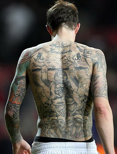 Cầu thủ Daniel Agger (Đan Mạch): Hậu vệ của Liverpool đã thực sự gây sốc khi xăm nguyên nghĩa trang Viking lên trên lưng anh, trong đó có 3 bia mộ, cùng một cụm từ có nghĩa là "Chết là điều chắc chắn nhưng không phải bây giờ". Cầu thủ Daniel Agger (Đan Mạch): Hậu vệ của Liverpool đã thực sự gây sốc khi xăm nguyên nghĩa trang Viking lên trên lưng anh, trong đó có 3 bia mộ, cùng một cụm từ có nghĩa là "Chết là điều chắc chắn nhưng không phải bây giờ".
