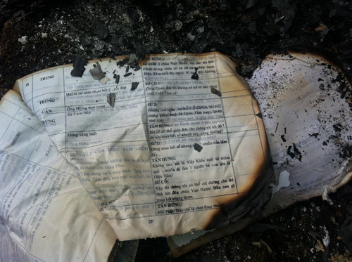 Cuốn tập còn gần như nguyên vẹn (do ống nước vỡ đã làm ướt nên không cháy) là nội dung của một kịch bản. Ảnh: Chí Công