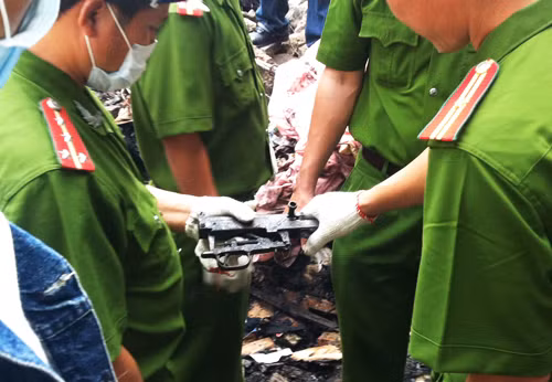 Một vật bằng kim loại giống như phần thân của một khẩu súng trường. Ảnh: Chí Công