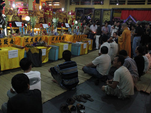Anh em dòng họ bên linh cữu người thân Anh em dòng họ bên linh cữu người thân