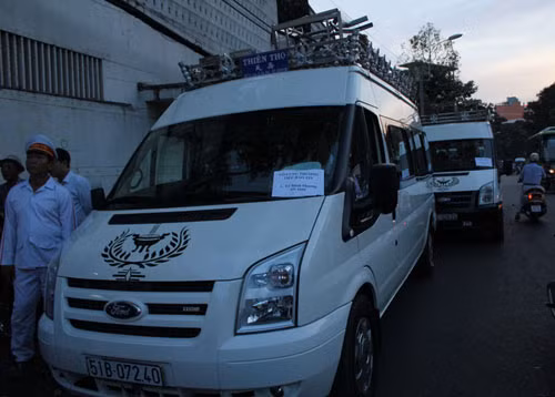 Dòng xe tang trước nhà tang lễ bệnh viện An Bình chờ đưa linh cữu các nạn nhân vụ nổ nhà về chùa Vĩnh Nghiêm