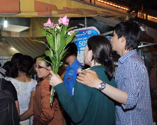 Nhiều người còn chuẩn bị cả hoa để đến viếng