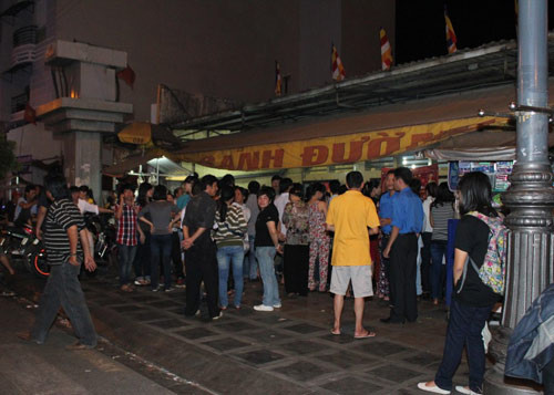 Bên ngoài dòng người dân vẫn đang đổ về khu vực tang lễ của chùa Vĩnh Nghiêm Bên ngoài dòng người dân vẫn đang đổ về khu vực tang lễ của chùa Vĩnh Nghiêm