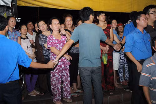 Nhiều người dân có mặt tại chùa Vĩnh Nghiêm để viếng gia đình xấu số